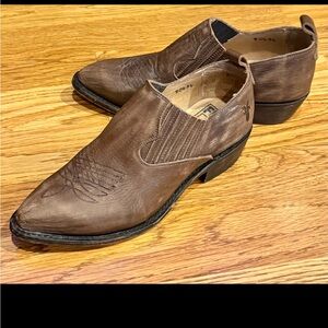 Frye Billy Distressed Brown Leather Ankle Bootie Size 6.5